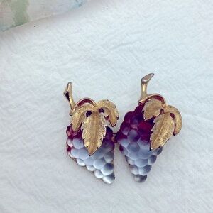 Vintage Art Glass Frosted Grapes brooch